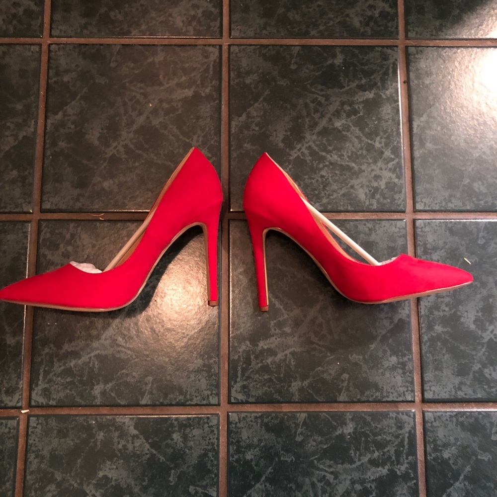 Red pumps